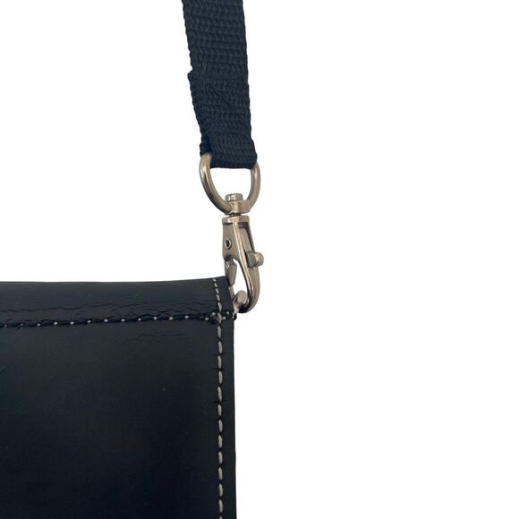 Vtg Little Earth Black Recycled Rubber Bottle Cap Closure Crossbody Purse - Picture 7 of 10